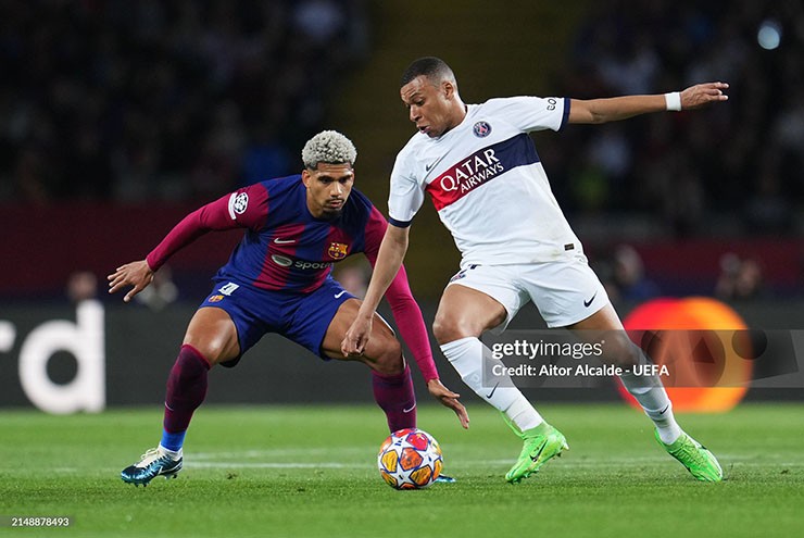 Trận đấu giữa Barca (áo sẫm) và PSG diễn ra căng thẳng