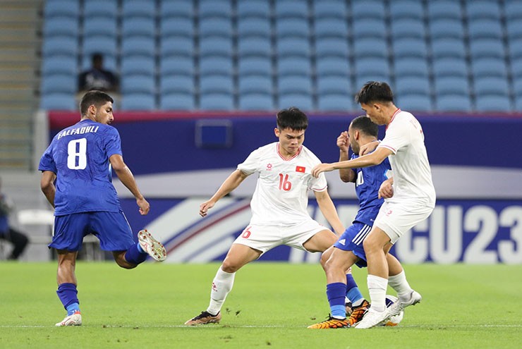 U23 Việt Nam (áo trắng) và U23 Kuwait thi đấu nỗ lực