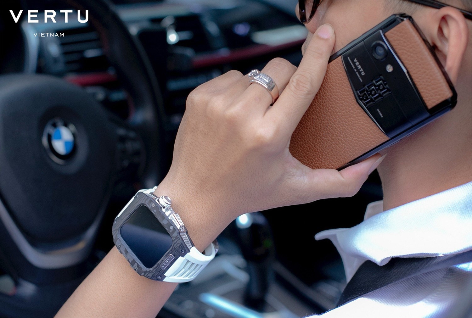 Khách hàng Vertu Việt Nam chính hãng dùng điện thoại dòng Aster P kết hợp với Vertu Watch.