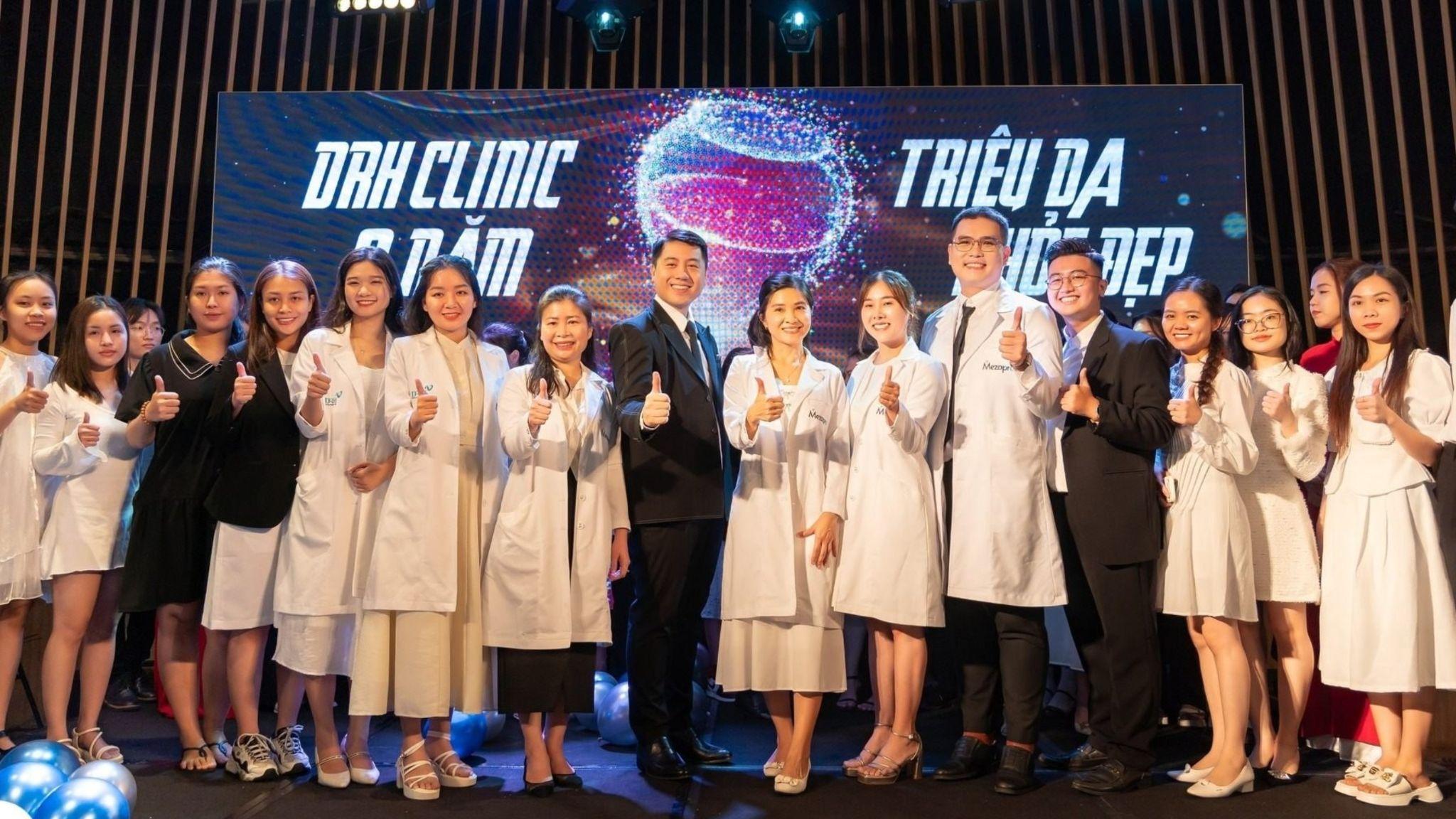 CEO Trương Ngọc Huy và đội ngũ bác sĩ tại sự kiện kỷ niệm 8 năm thành lập