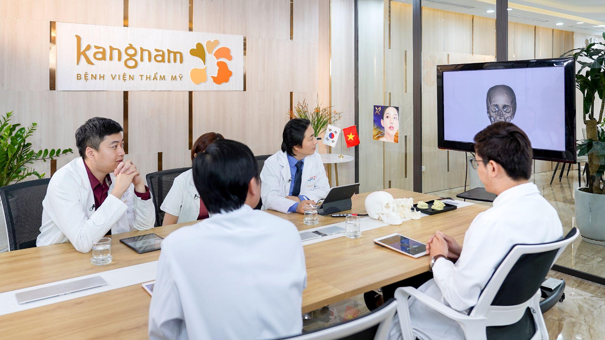 Ekip bác sĩ Kangnam hội chẩn tình trạng khách hàng để tìm ra giải pháp thẩm mỹ tối ưu