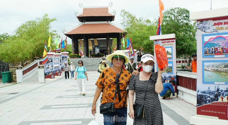 Người dân từ khắp nơi không ngại nắng nóng đến viếng Vua Hùng tại quận Bình Thủy. Ảnh: Hòa Hội