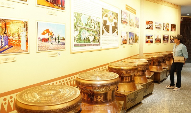 Người dân tham quan tư liệu tại nhà trưng bày ở đền thờ Vua Hùng.