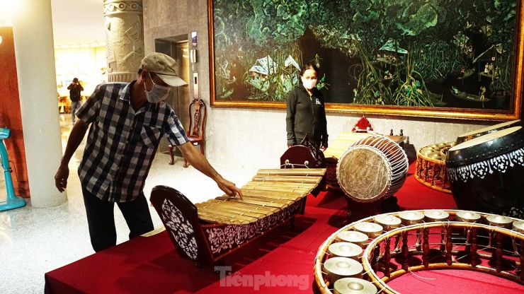Người dân chiêm ngưỡng nhạc cụ truyền thống của đồng bào Khmer. Ảnh: Hòa Hội