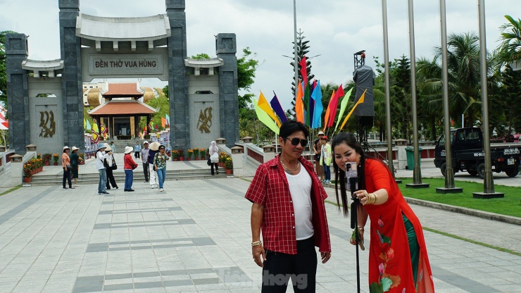 Người dân chụp ảnh làm kỷ niệm đến thăm đền Hùng. Ảnh: Hòa Hội
