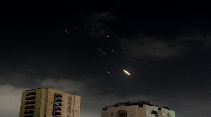 Tên lửa Iran tấn công TP Tel Aviv (Israel) hôm 14-4. Ảnh: THE TIMES OF ISRAEL