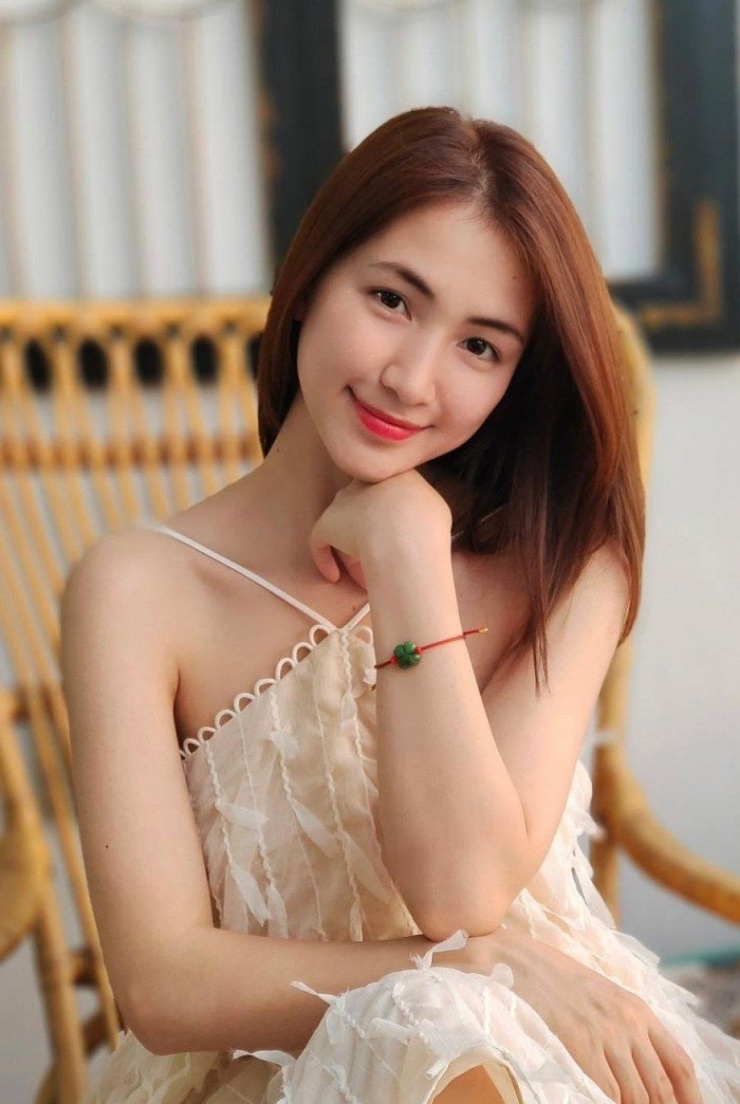 Trong một lần chia sẻ với truyền thông, Hòa Minzy chia sẻ, cô uống nước rau diếp cá mỗi ngày để cải thiện làn da nhiều mụn từ bên trong. Cụ thể, người đẹp sử dụng bài thuốc dân gian là diếp cá xay thành nước, cho thêm chút đường cho dễ uống. Mỗi ngày, cô uống 2-3 lần. Nhờ chăm chỉ uống nước rau diếp cá, chỉ sau một thời gian ngắn, da của nữ ca sĩ đã giảm mụn, vết thâm cũng mờ dần.