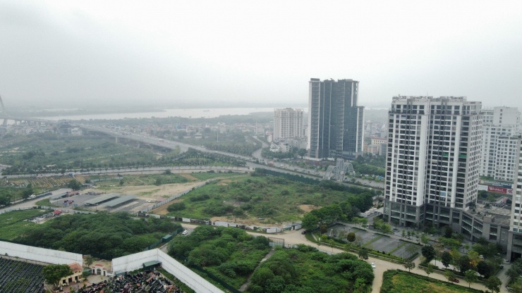 Dữ liệu cho thấy, Công ty Đầu tư Thương mại Bình Tân (Công ty Bình Tân) đã ký hợp đồng đặt cọc để chuyển nhượng dự án Công trình trung tâm thương mại trên lô đất TM01 thuộc Dự án Khu đô thị Nam Thăng Long vào ngày 28/12/2021.
