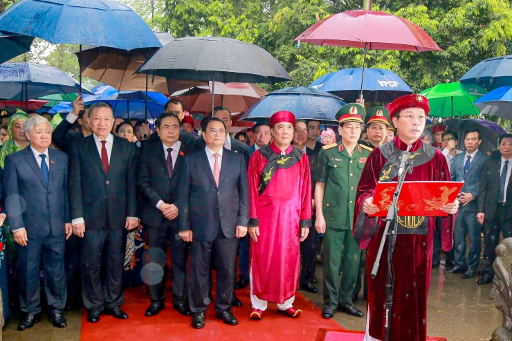 Chủ tịch UBND tỉnh Phú Thọ Bùi Văn Quang kính cẩn đọc Chúc văn tưởng niệm các Vua Hùng