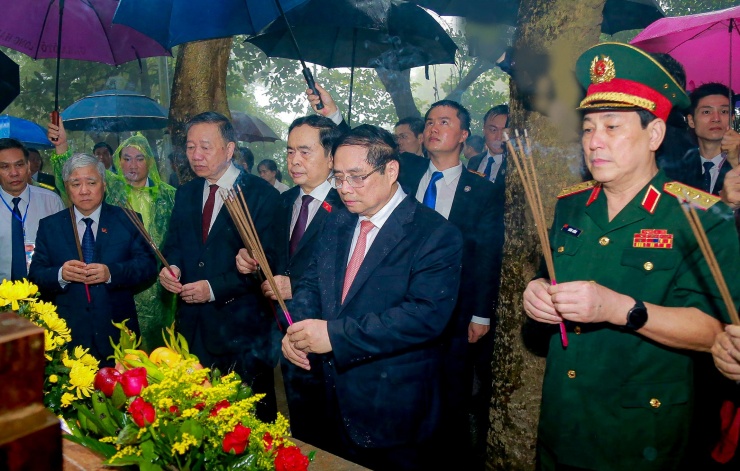 Thủ tướng Phạm Minh Chính và các đại biểu dâng hương tưởng nhớ các Vua Hùng