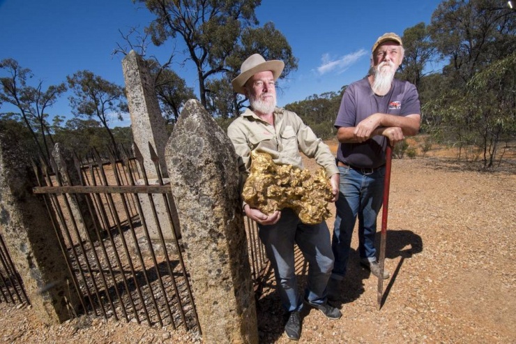 John Tully, chủ tịch Hiệp hội Lịch sử và Nghệ thuật Goldfields tại Dunolly, cầm một bản sao của Welcome Stranger nặng 72 kg.