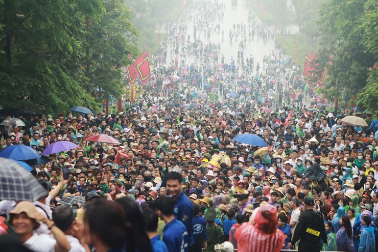 Hàng nghìn người đội mưa chờ lên dâng hương các Vua Hùng