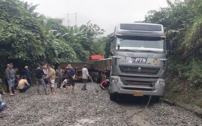 Hai xe đầu kéo gặp nạn ở đoạn cua khiến đường bị ách tắc. Ảnh: Sở Giao thông Vận tải Quảng Nam