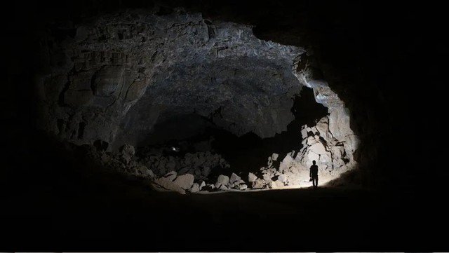 Ống dung nham Umm Jirsan, được tạo thành bởi hoạt động núi lửa cổ đại - Ảnh: PALAEODESERTS Project