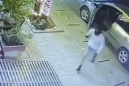 Camera ghi cảnh kẻ đem đi xe hơi bịt mặt mũi nhẩy vào cướp tiệm vàng vô đêm