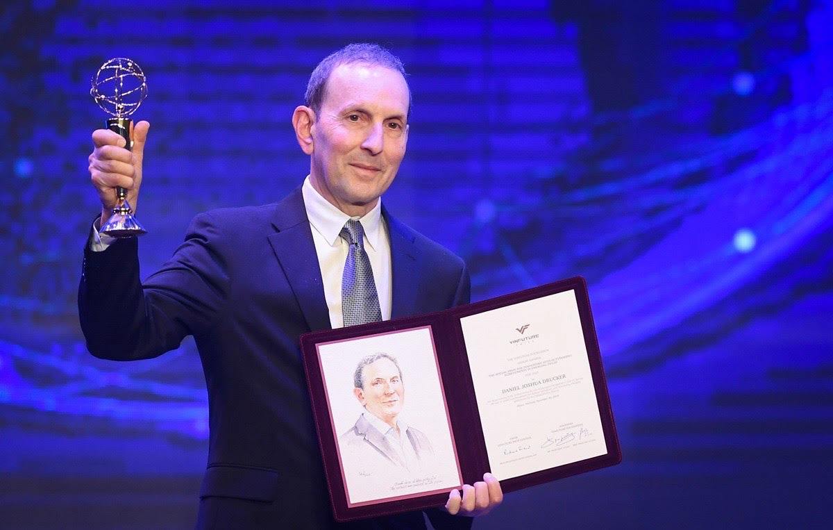 GS. Daniel Joshua Drucker (Viện nghiên cứu Lunenfeld-Tanenbaum, Đại học Toronto, Canada), Chủ nhân Giải Đặc biệt VinFuture 2023 dành cho Nhà khoa học nghiên cứu các lĩnh vực mới vừa được tạp chí Time bình chọn Top 100 nhân vật ảnh hưởng nhất thế giới 2024.