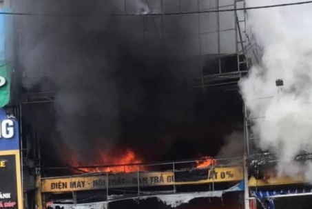 CLIP: Cháy lớn, khói lửa bao trùm siêu thị điện máy