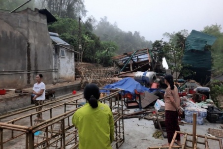 Dông lốc làm 2 người mất tích, hơn 1.000 ngôi nhà hư hại