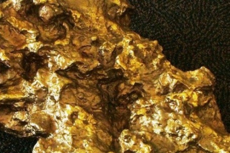 Hai người đàn ông đào được cục vàng khổng lồ dài 60cm, nặng 72kg