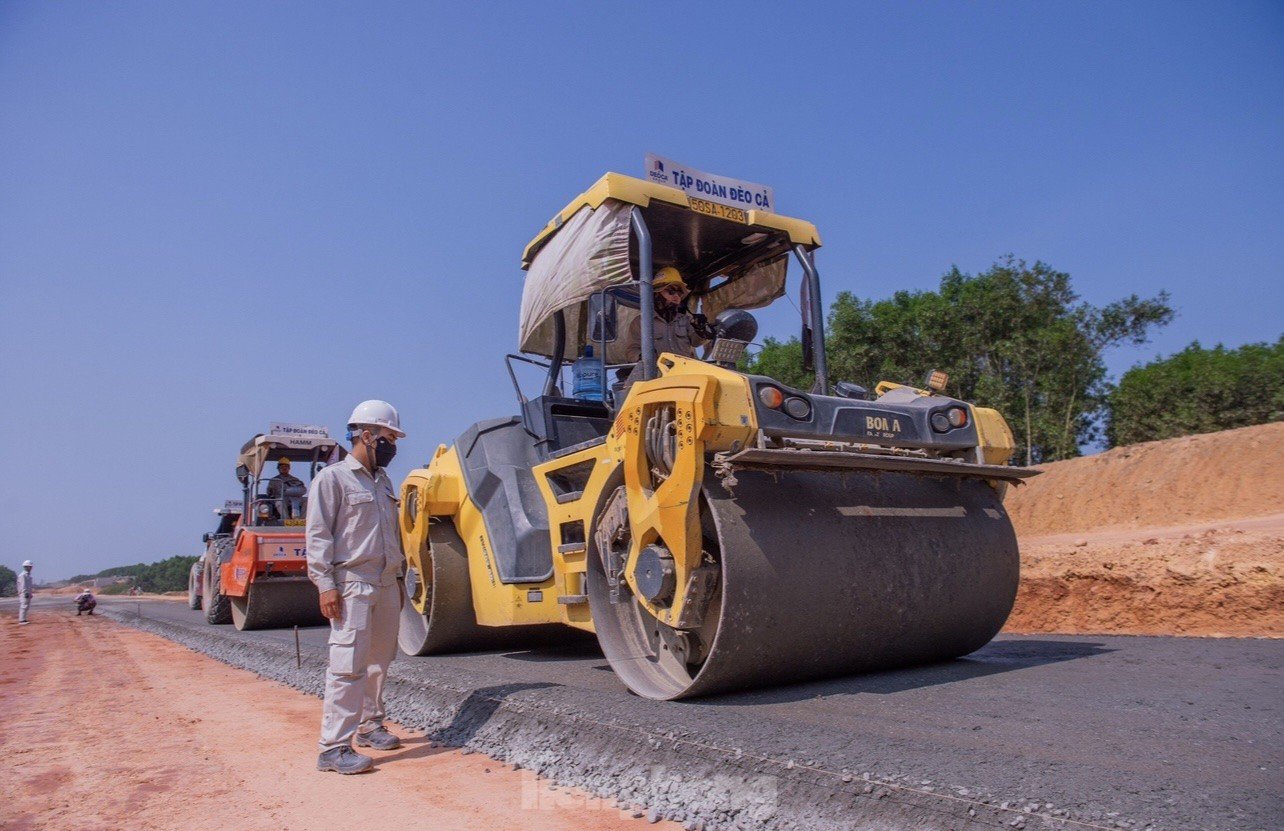 Gần 3.200 nhân sự, hơn 1.100 máy móc thiết bị thay ca nhau làm việc liên tục trên công trường.