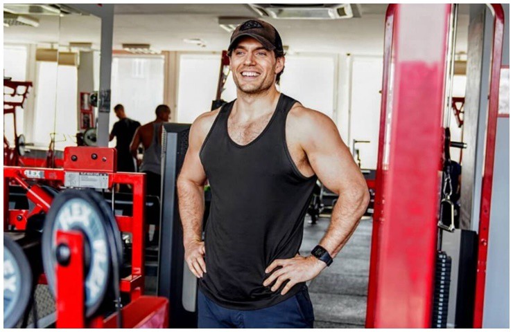 Henry Cavill ngoài đời nổi tiếng là người yêu thích tập thể hình để có body vạm vỡ, săn chắc.
