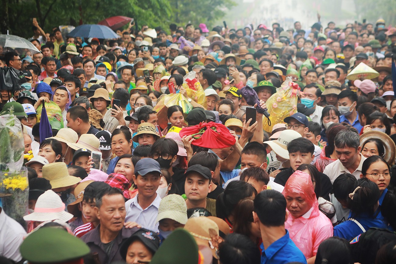 Khoảng hơn 8h sáng, sau khi đoàn đại biểu dâng hương đã về,&nbsp;lực lượng an ninh bắt đầu mở một lối nhỏ cho người dân lên. Lúc này, mưa đã nhỏ dần.