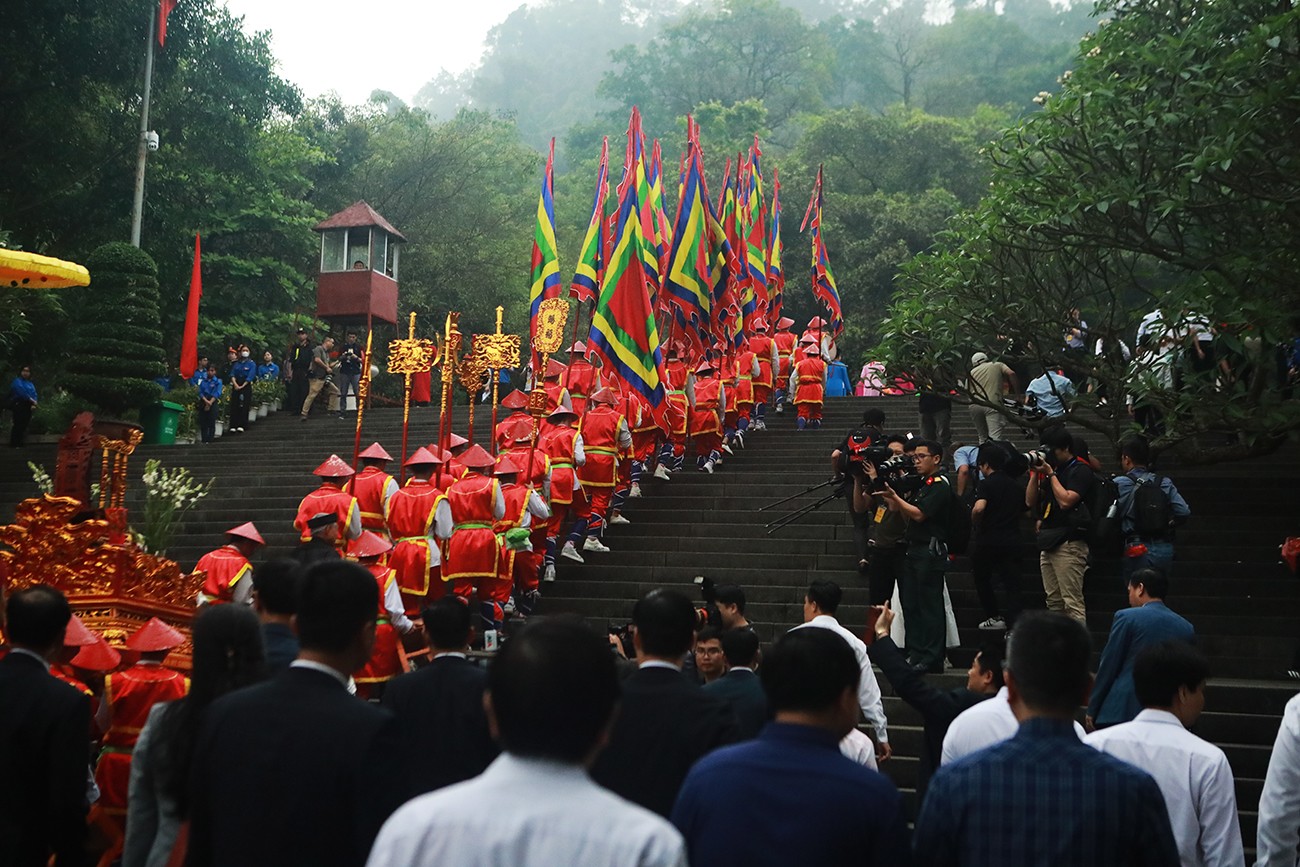 6h15 sáng cùng ngày, đoàn dâng hương khởi hành từ sân trung tâm lễ hội lên đền Thượng.