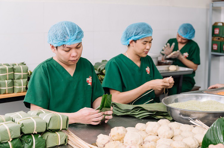 Từ bài học đắt giá ngày đầu khởi nghiệp, cùng với sự hỗ trợ, giúp đỡ của gia đình và cộng sự, chị Hoài đã làm chủ được công thức làm bánh cũng như phân phối sản phẩm.