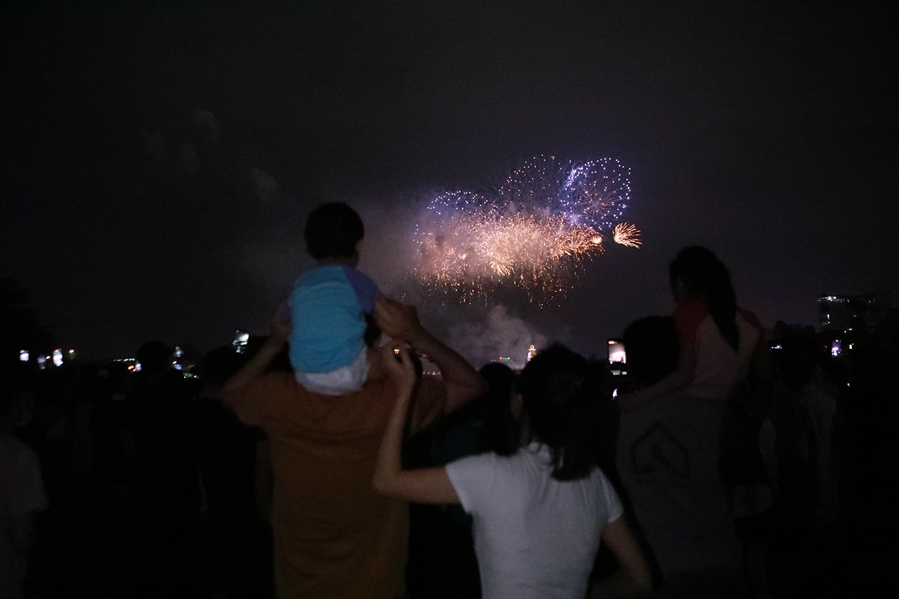 21h30, những quả pháo hoa rực sáng trên bầu trời Việt Trì khiến nhiều người thích thú.