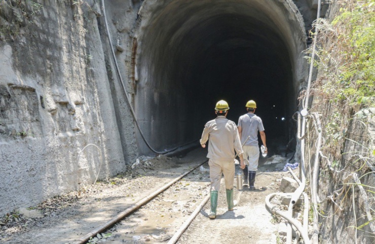 Theo ông Nguyễn Văn Hưng, Giám điều hành dự án gia cố các hầm yếu kết hợp mở mới ga và cải tạo kiến trúc tầng trên đoạn Vinh - Nha Trang, thuộc Ban Quản lý dự án 85 Bộ Giao thông Vận tải, đến nay đã khoan tổng cộng 39 mũi trong quá trình gia cố. 