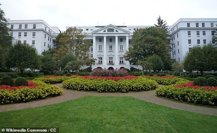 Khách sạn Greenbrier, nằm ở Sulphur Springs, tây Virginia, Mỹ từ lâu đã nổi tiếng là điểm nghỉ dưỡng yêu thích của giới thượng lưu. Sâu dưới lòng đất ngay dưới nền khách sạn này là một hầm trú ẩn.
