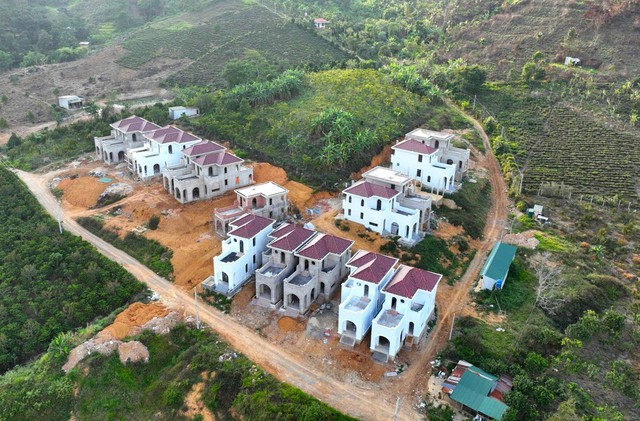 Những căn biệt thự xây dựng không phù hợp tại thôn 10A, xã Lộc Thành, huyện Bảo Lâm.