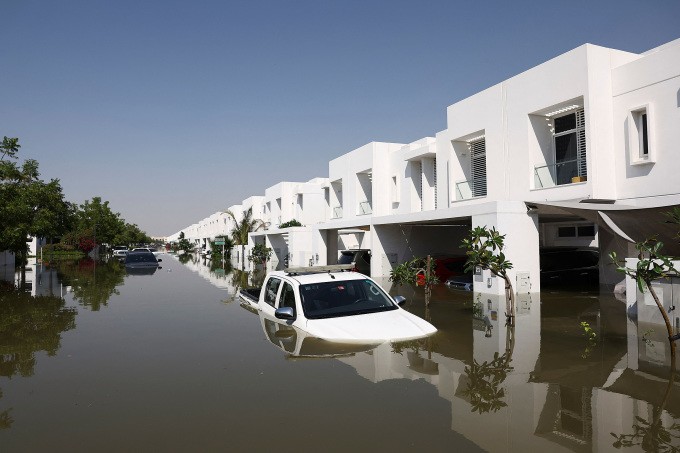 Một dãy nhà liền kề ngập trong nước sau mưa lớn ở Dubai, UAE, ngày 18/4. Ảnh: Reuters