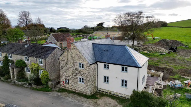 Nhà của Robert và Betty Fooks (dưới cùng bên phải) nằm trong một ngôi làng nhỏ ở Tây Dorset