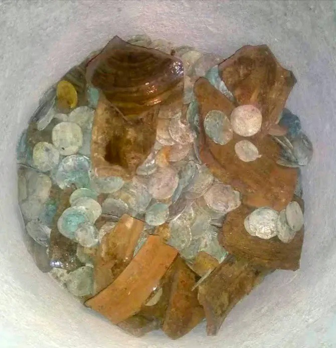 1.029 đồng xu lịch sử trị giá 35.000 bảng Anh được phát hiện dưới sàn nhà