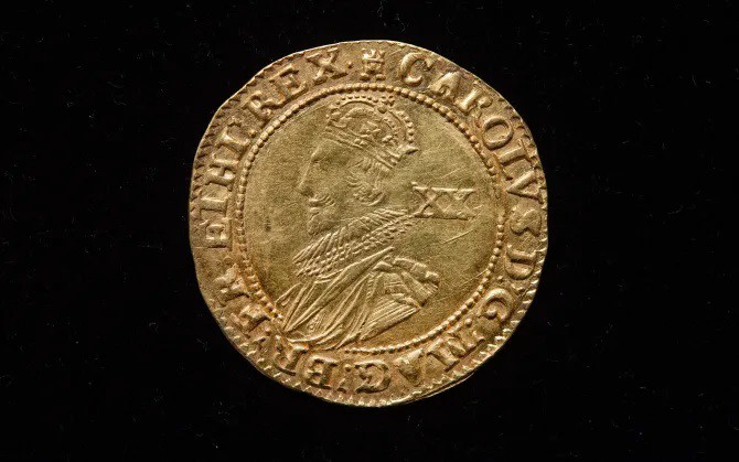 Đồng xu Charles I Gold Unite trị giá 2.000 bảng Anh là một phần của kho báu được tìm thấy.