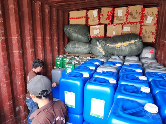 Nhân viên bốc dỡ hàng hoá từ toa tàu qua xe container để vận chuyển, ngày 18/4. Ảnh: Đình Văn