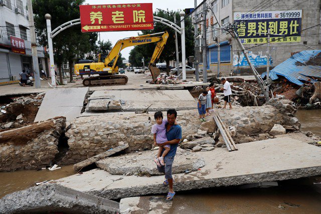 Ảnh chụp sau một trận mưa lũ ở TP Trác Châu, tỉnh Hà Bắc - Trung Quốc. Ảnh: Reuters
