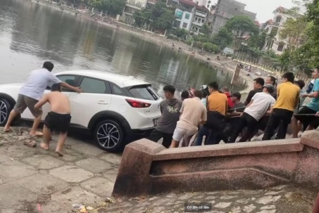 Clip: Hàng chục người “hò dô” kéo ô tô con từ hồ lên bờ