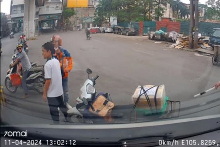 Clip: Bị tài xế xe máy “hùng hổ” chặn đầu, lái xe ô tô xử lý khéo léo
