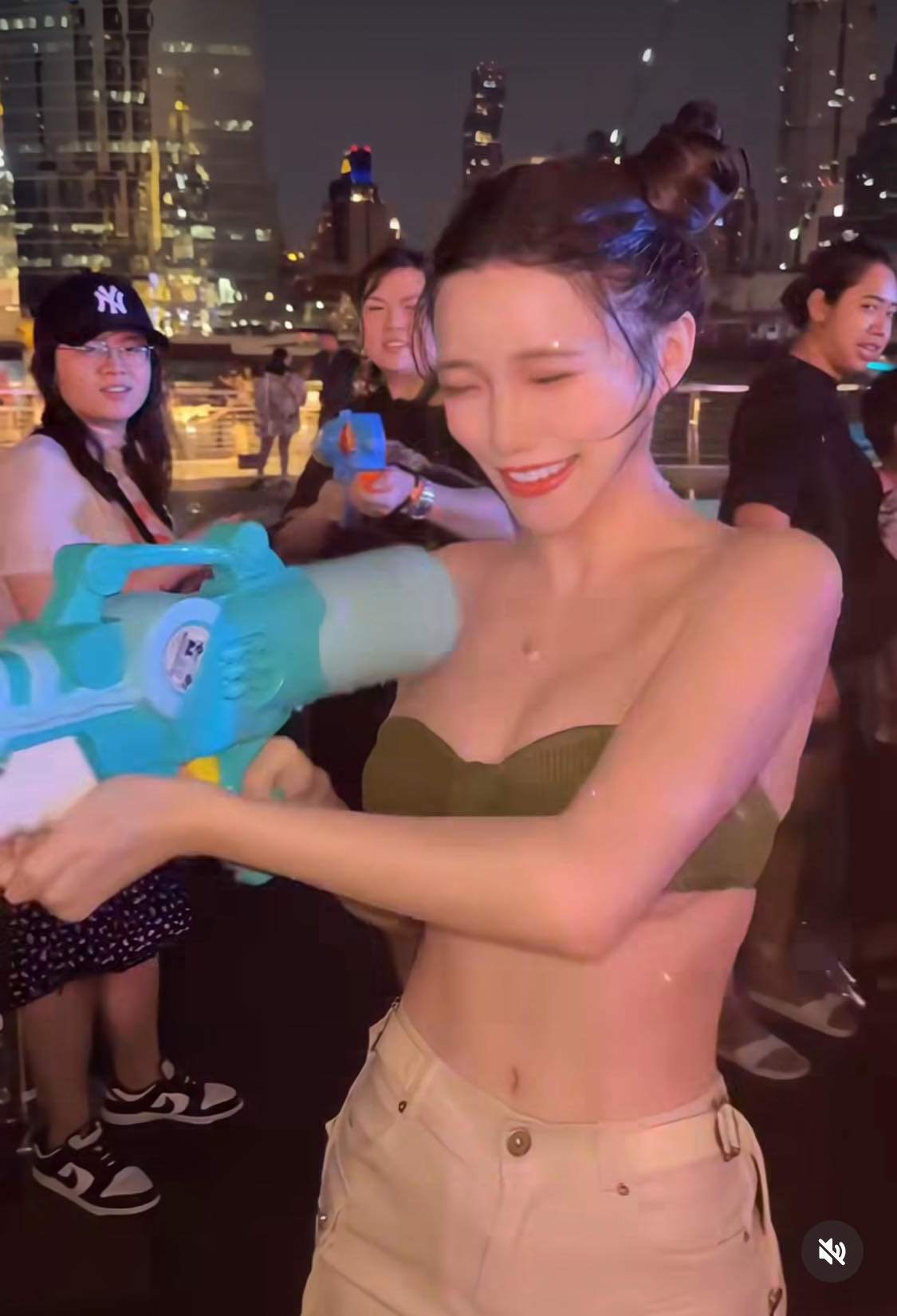 DJ Amber Na tham gia lễ hội té nước, diện áo bơi ngắn, nhỏ.