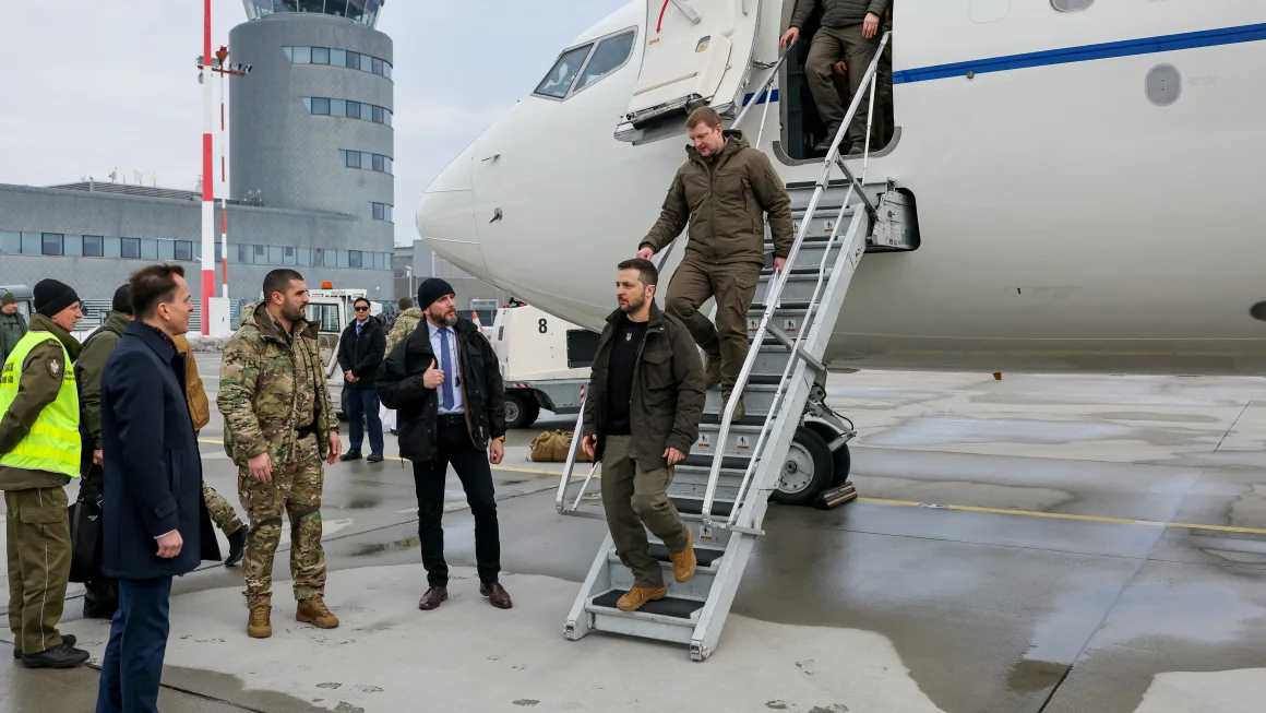 Ông Zelensky tại sân bay Rzeszow Jasionka (ảnh: CNN)