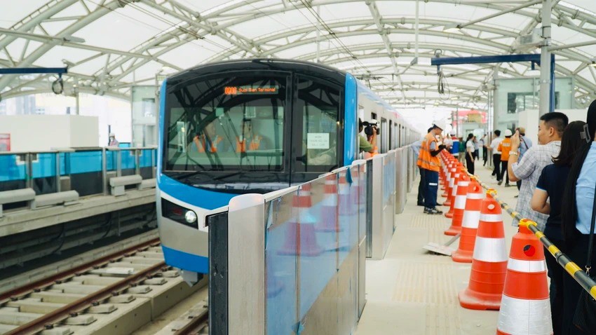 Metro 1 đang chạy đua với yêu cầu công việc để có thể đưa đoàn tàu vào vận hành đúng tiến độ. Ảnh: Đ.T