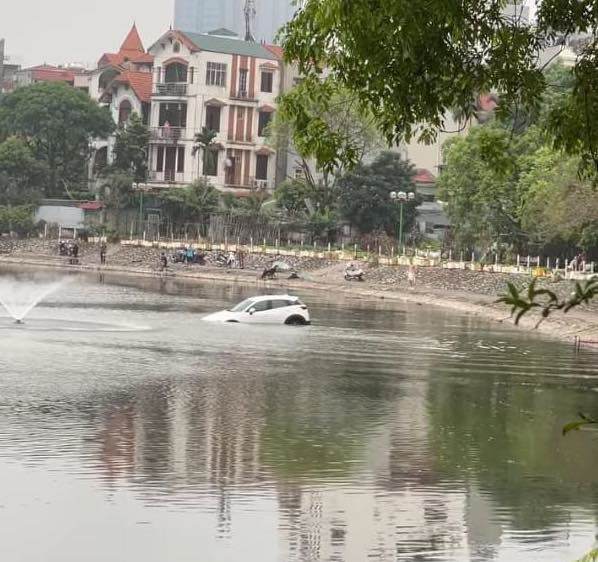 Chiếc ô tô lao xuống hồ Đầm Sòi