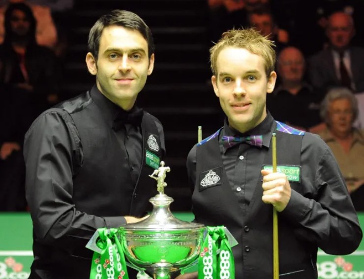 O'Sullivan (bên trái) từng 2 lần hạ Carter (bên phải) ở chung kết snooker thế giới