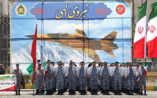 Binh sĩ Iran tham gia một cuộc diễu hành quân sự hôm 17/4.