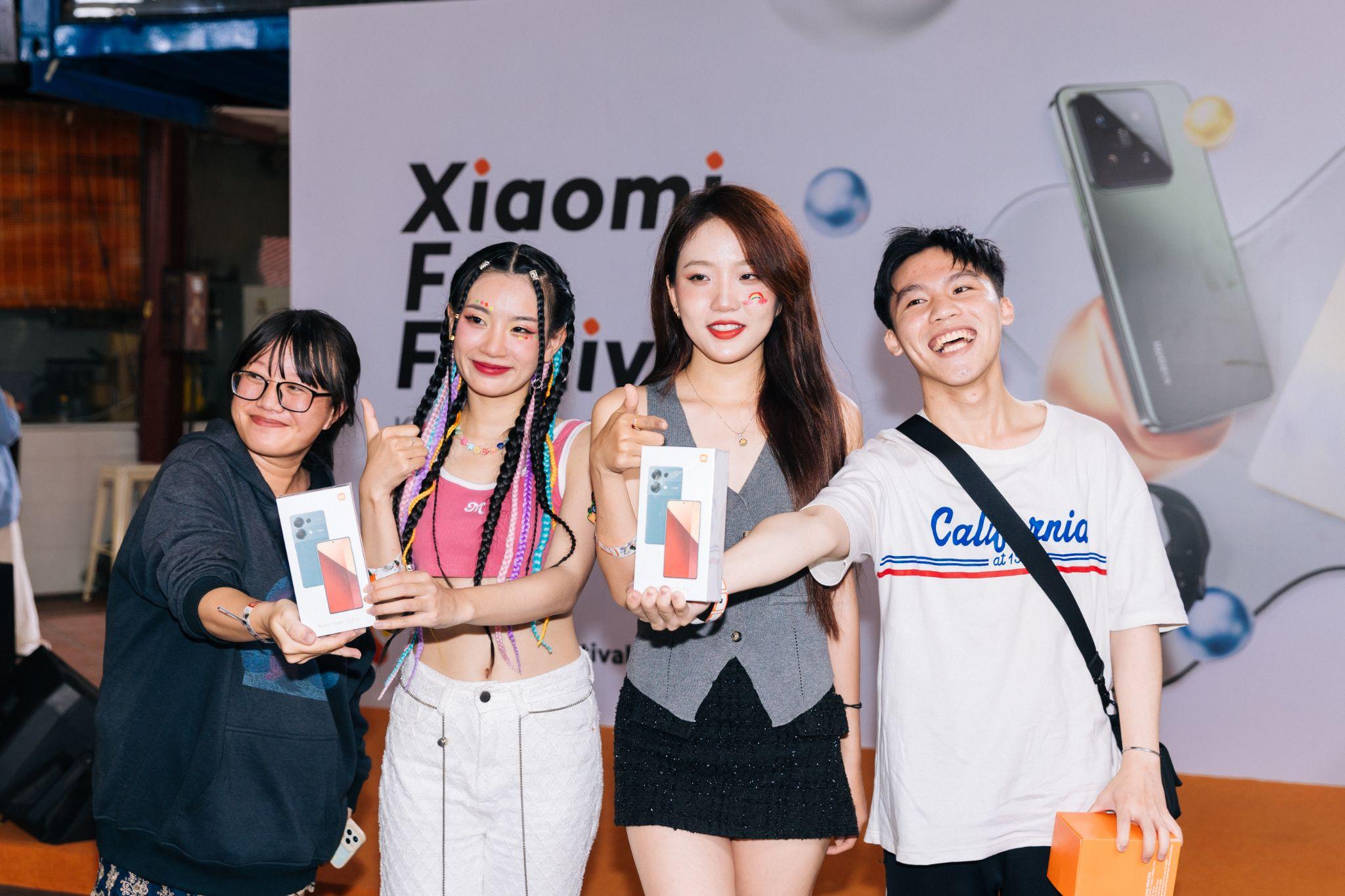 Hai người chơi may mắn nhận được phần quà Redmi Note 13 Pro tại sự kiện Ảnh: Xiaomi.