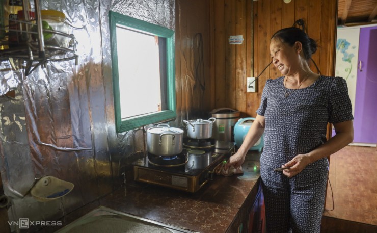 Một góc bếp của gia đình bà Nguyễn Thị Vinh, 56 tuổi. Trên thuyền dài hơn 60 m, bà Vinh dựng nhà chia làm nhiều phòng, nhưng ở không hết do con cái đều đi làm xa, thi thoảng mới về. Chồng mất hơn 20 năm trước, lại không có việc làm, hàng ngày bà ở nhà nội trợ, trông cháu.