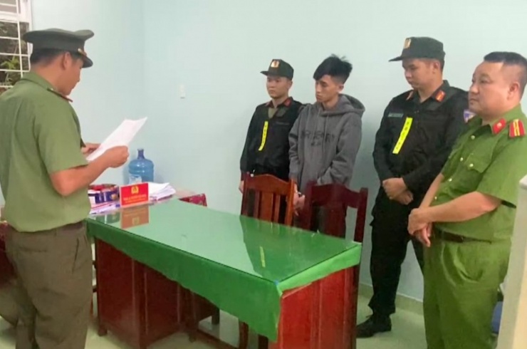 Cơ quan ANĐT Công an huyện Bình Sơn thực hiện lệnh bắt tạm giam đối với Nguyễn Tiến Mạnh.