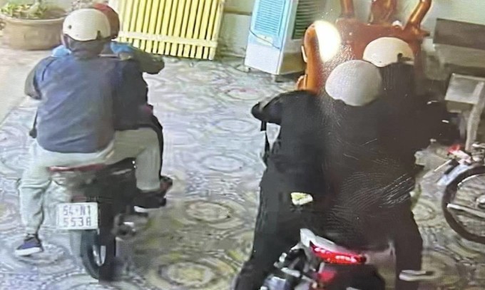 Camera an ninh ghi hình 4 tên cướp tẩu thoát khỏi tiệm vàng Bích Quý hồi đầu tháng 3.